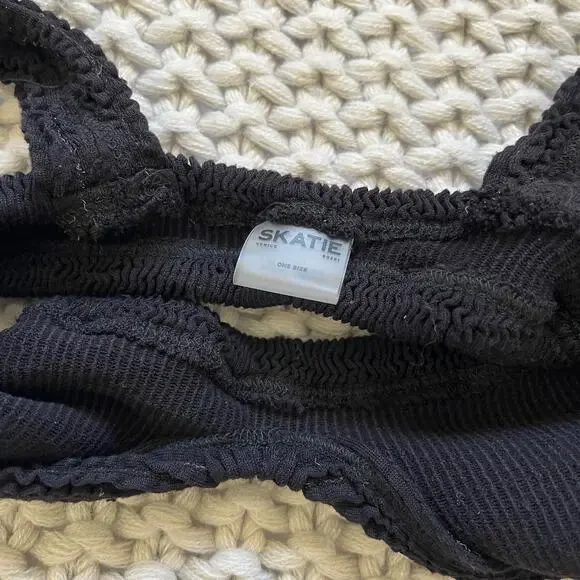 Skatie• ‘Sami’ SUPERSTRETCH Bikini Top in Black - Picture 6 of 16